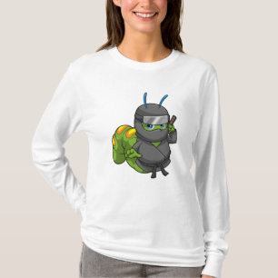 Raupe als Ninja mit Schwert T-Shirt