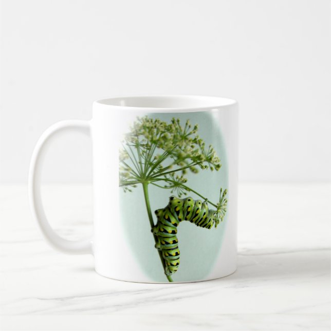 Raupe aus schwarzem Frack frisst Petersilie-Tasse Kaffeetasse (Links)