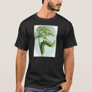 Raupe aus schwarzem Frack isst Petersilie T-Shirt