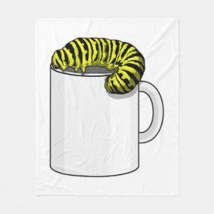 Raupe mit Tasse Fleecedecke