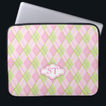 Raute Muster rosa monogramm Notebookgehäuse Laptopschutzhülle<br><div class="desc">Druckter Stoffeffekt Rautenmuster in rosa und blassgrünen Farbtönen mit weißem Monogramm. Personalisieren Sie Ihre Initialen. Derzeit liest ST. Einzigartig entworfenes Muster basierend auf Raute Tartan und Design von Sarah Trett.</div>