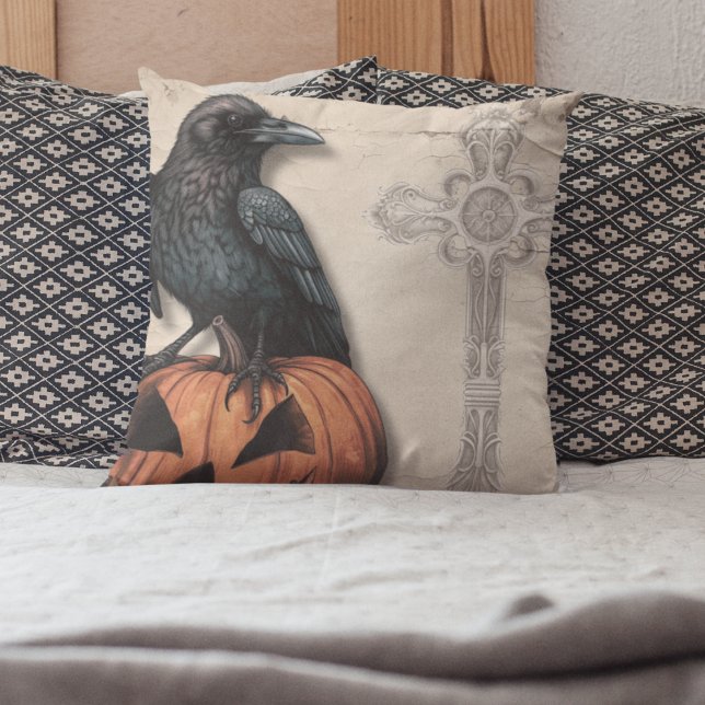Raven on Kürbislaterne | Viktorianisch gestylt Kissen (Raven on Jack o Lantern with faded spooky cross throw pillow for Halloween and scary decor. )