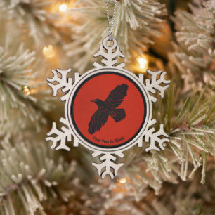 Raven on Red Schneeflocken Zinn-Ornament