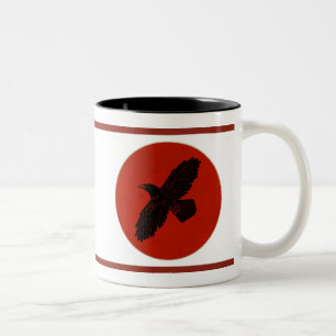 Raven on Red Zweifarbige Tasse
