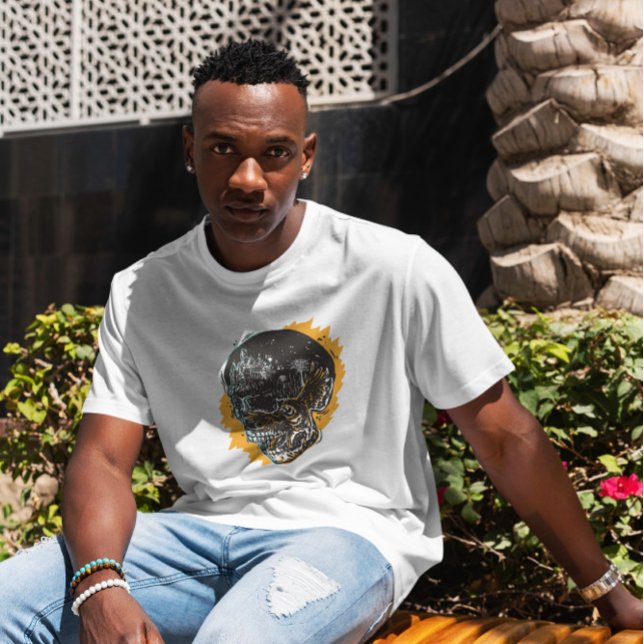 Raven on Skull Illustration T-Shirt (Von Creator hochgeladen)