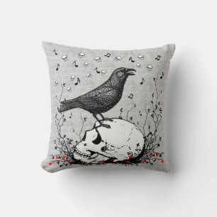 Raven Sings Song of Death on Skull Illustration Kissen