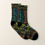 Rayane Socken<br><div class="desc">Rayane. Zeigen und tragen Sie diesen beliebten schönen männlichen Vornamen, der als bunte Wortwolke aus horizontaler und vertikaler, kursiver Handschrift in verschiedenen Größen und bezaubernden frischen Farben entworfen wurde. Tragen Sie Ihren positiven französischen Namen oder zeigen Sie der Welt, wen Sie Liebe oder Verehrung. Mit diesem Soft-Text-Kunstwerk zu vereinen ist...</div>