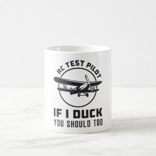 RC-Testpilot, wenn ich das RC-Flugzeug abziehe Kaffeetasse