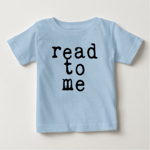 "read to me" im Old-Schrift-Schriftart Baby T-shirt