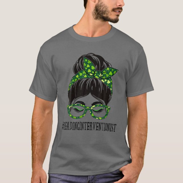 Reading Interventionist Messy Bun St Patrick's Day T-Shirt (Vorderseite)