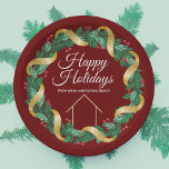 Real Anwesen Company Elegante Custom Weihnachten P Pappteller<br><div class="desc">Diese wunderschöne Weihnachtspapiertafel wird mit Ihrem Firmennamen unter dem Namen des Agenten in schick grüner und roter Typografie in einem festlichen Heiligen Beerenkrez mit goldfarbenem Garland,  das um die Grünanlage herum hügelig ist,  nach Maß gefertigt. Moderne Ferieneinrichtung für ein Party.</div>