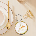 Real Anwesen Company Gold House Custom Realtor Schlüsselanhänger<br><div class="desc">Dieser schicke Schlüsselanhänger aus echtem Anwesen wird nach Ihren Wünschen mit dem Namen Ihres Immobilienunternehmens und Agenten erstellt. Diese eleganten Goldstücke sind mit einem hübschen Marketing mit einem Wetter auf der Oberseite und schlichten Kurven darunter ausgestattet. Personalisieren Sie diese modernen Geschenke mit Ihren eigenen Informationen.</div>