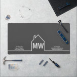 Real Anwesen Company Personalisiert Gray Realtor Schreibtischunterlage<br><div class="desc">Diese dunkelgraue personalisierte Schreibtischmatte ist einfach und subtil mit Ihrem Monogramm und dem richtigen Anwesen Firmennamen in Weiß. Es ist mit einer schicken, minimalistisch-weißen Kontur eines Hauses ausgestattet. Modernes Business Marketing für Ihr Büro.</div>