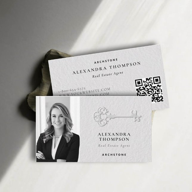 Real Anwesen Imitat Embossed Key Schwarz-weißes Fo Visitenkarte (real estate professional business card photo qr code black white chic elegant faux embossed luxury)