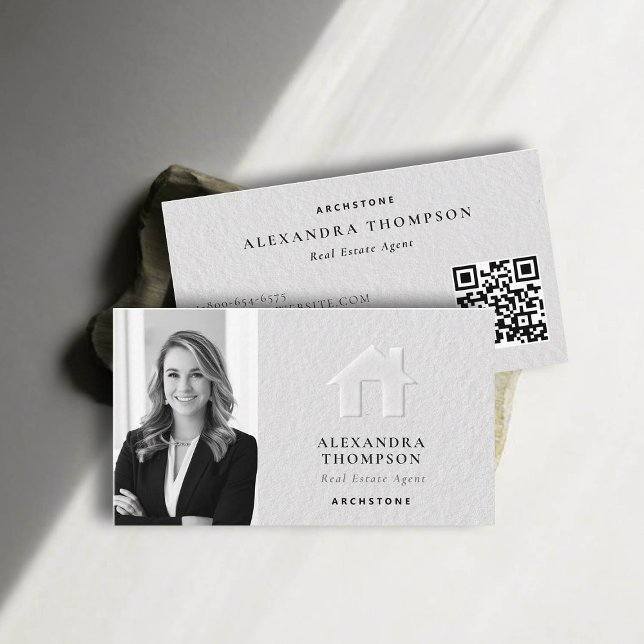 Real Anwesen Imitate Embossed Schwarz-weißes einfa Visitenkarte (real estate professional business card photo qr code black white classy elegant faux embossed luxury)