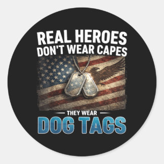 Real Heroes Dont Wear Capes They Wear Dog Tags Runder Aufkleber