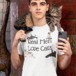 Real Men Liebe Katzen T-Shirt<br><div class="desc">Dieses Design wurde mit digitaler Kunst erstellt. Sie können den Stil dieses Shirts ändern, indem Sie Mehr > unter der Option Stil auswählen. Es kann personalisiert werden, indem Sie auf die Schaltfläche Anpassen klicken und die Farbe ändern, einen Namen, Initialen oder Ihre Lieblingswörter hinzufügen. Kontaktieren Sie mich unter colorflowcreations@gmail.com ,...</div>