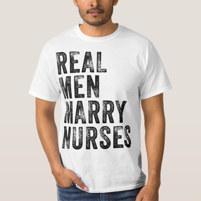 Real Men Marry Nurses Future Husband Wife Engageme T-Shirt (Vorderseite)