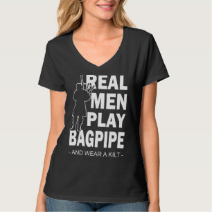 Real Men spielen Bagpipe und tragen einen Kilt Mus T-Shirt