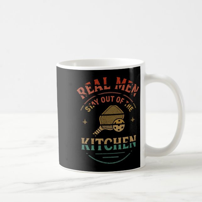Real Men Stay Out Of The Kitchen Funny Ckleball Vi Kaffeetasse (Rechts)