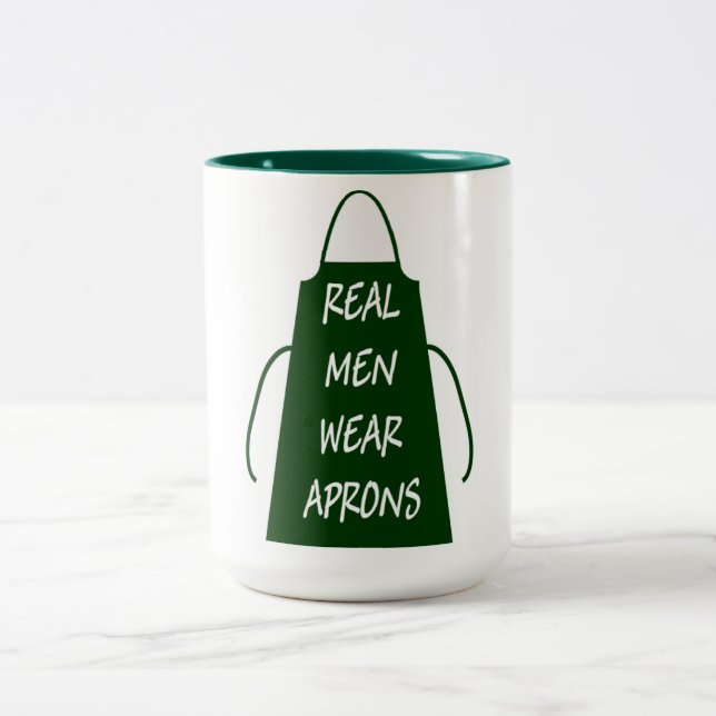 Real Men tragen Schürze (grün) Zweifarbige Tasse (Mittel)