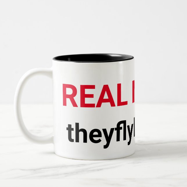 Reale Nachrichten: theyflyblog.com Zweifarbige Tasse (Links)