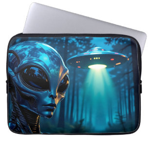 Realistische Hyper-Alien und UFO im Wald Laptopschutzhülle