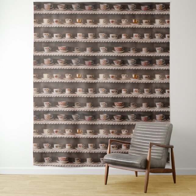 Realistische Kaffeebecher auf Regalen Niedliches M Wandteppich (Beispiel)