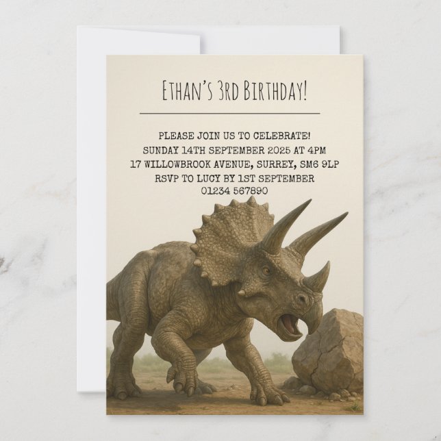 Realistische Triceratops Dinosaur in Rocky Birthda Einladung (Vorderseite)
