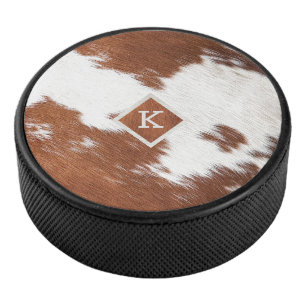 Realistisches Monogramm aus brauner und weißer Kuh Eishockey Puck
