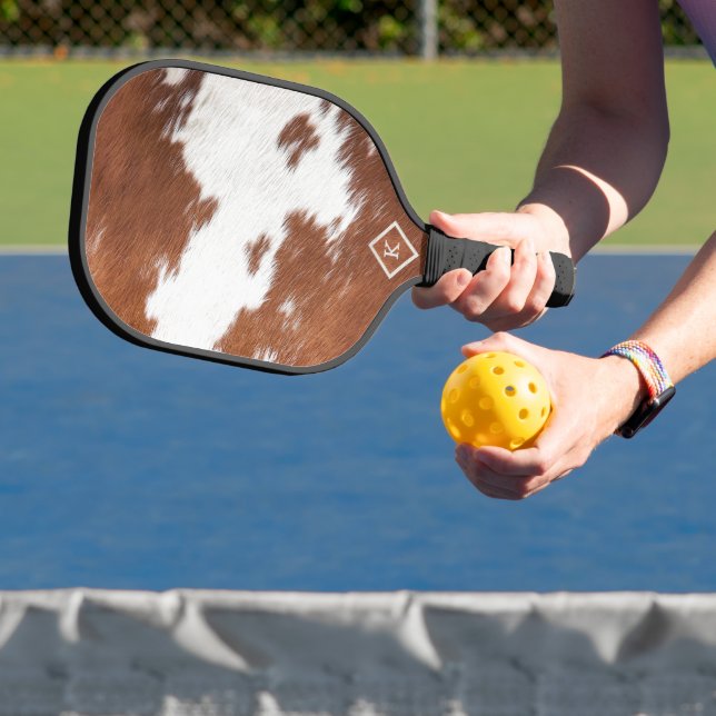 Realistisches Monogramm aus brauner und weißer Kuh Pickleball Schläger (InSitu)