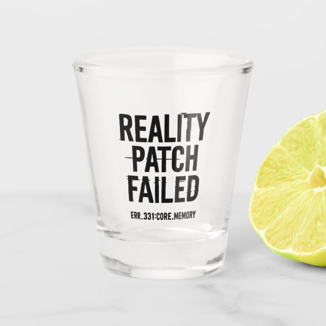 Reality Patch Versagt - Glitched Typografie Schnapsglas (Vorderseite)