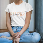 Realtor Real Anwesen Agent Blush Pink Monogram T-Shirt<br><div class="desc">Ein personalisiertes Monogramm-Design für einen echten Anwesen-Agent,  der moderne Blocktypografie "Retor" in Rosa verwendet und in handgeschriebener Schriftzypografie seinen eigenen Namen trägt.</div>