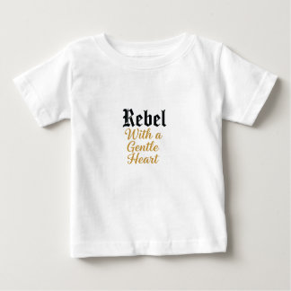 Rebel mit sanftem Herz-Typografie-Design Baby T-shirt