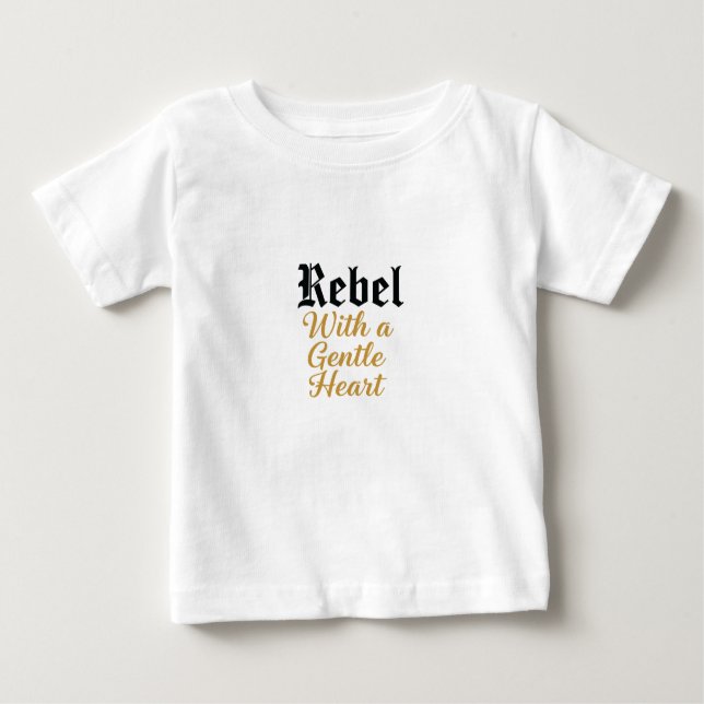 Rebel mit sanftem Herz-Typografie-Design Baby T-shirt (Vorderseite)