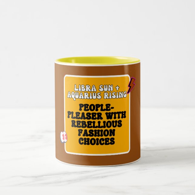 Rebellendiplomat - Libra Sun, Aquarius im Zodiac-A Zweifarbige Tasse (Mittel)