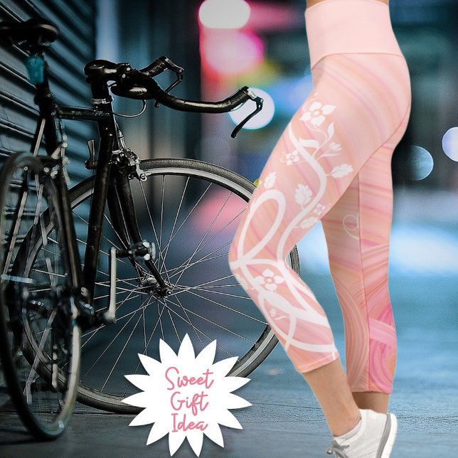 Reben und Blume über Pfirsich und rosa Spiralen Capri Leggings (Enjoy the comfort of these eco-polyester spandex blend pink and peach spiral capri leggings.)