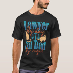 Rechtsanwalt bei Tag Katzenvater bei Nacht Anwalt T-Shirt