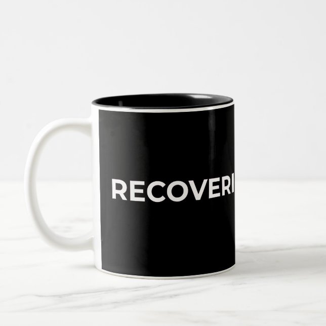 Recovering Optimist Minimalist Typographic Black  Zweifarbige Tasse (Links)