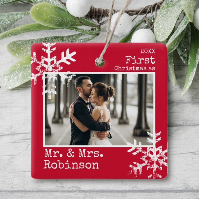 Red 1st Weihnachten Mr. and Mrs Custom Foto Keramikornament (Rustic snowflake newlywed holiday keepsake photo ornament perfect for gifts to bring joy to others.)