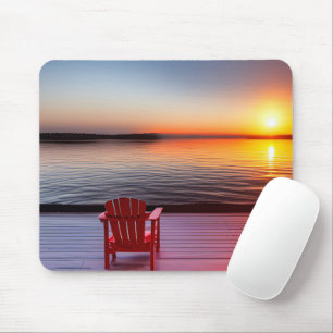 Red Adirondack Sessel auf dem Dock Lake Mousepad
