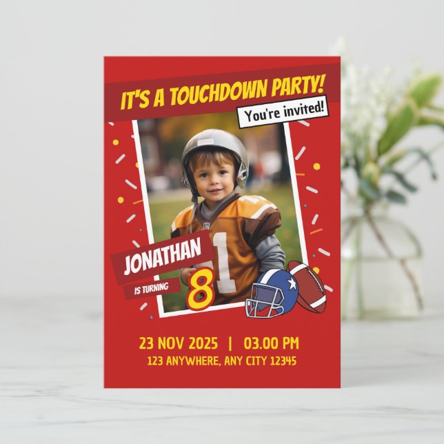 Red American Football Touchdown Kindergeburtstag Einladung (Stehend Vorderseite)