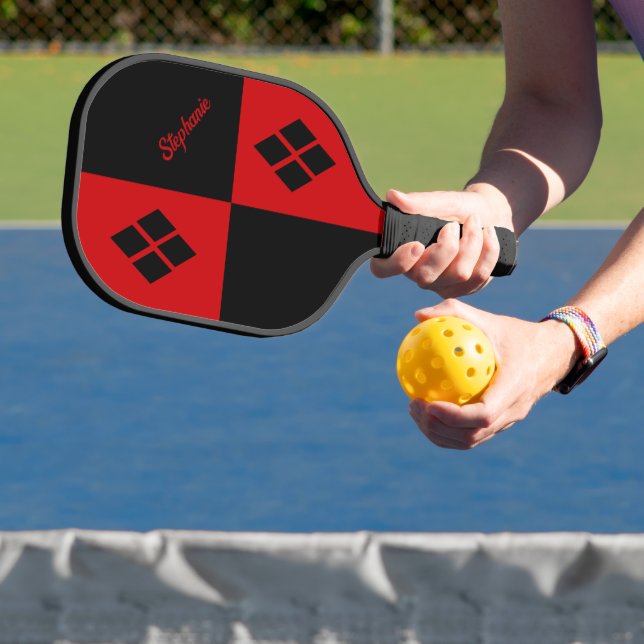 Red and Black Diamonds | Custom Modern Geometric Pickleball Schläger (InSitu)