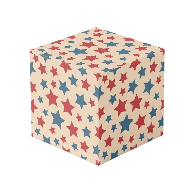 Red and Blue Stars, 4th of July, Beige Background Würfel (Vorderseite Schrägansicht)