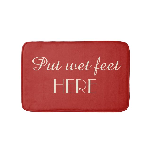 Red and Cream Funny Put Wet Feet Here Plush Badematte (Vorderseite)