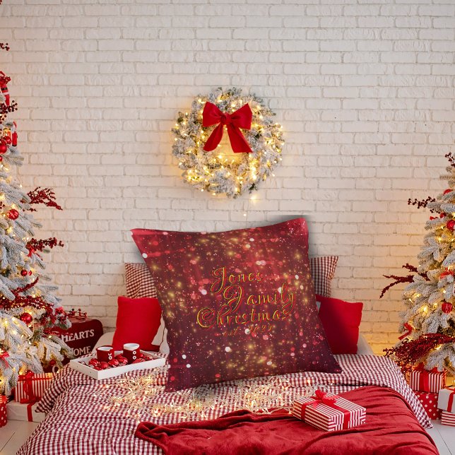 Red and Gold Dreamle Sparkle Familie Weihnachten Kissen (Red and gold glamor on your family name Christmas pillow:
"___ Family Christmas")