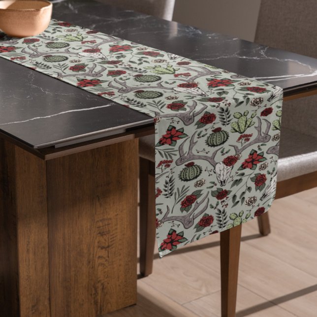 Red and Green Country Cowgirl Weihnachtsmann Antle Großer Tischläufer (Festive Southwestern Christmas Table Runner. Deer Skull, Antlers, Red Roses, Cacti & Poinsettias.)