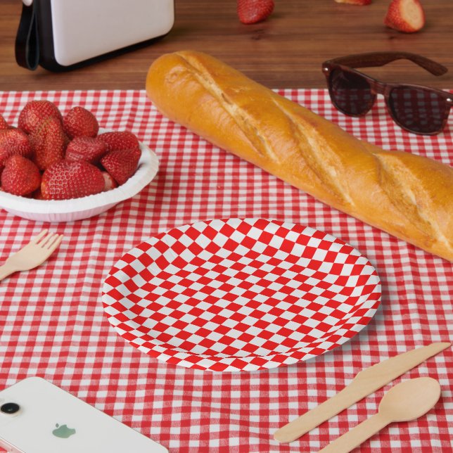 Red and White Classic Checkerboard von STaylor Pappteller (Picknick)