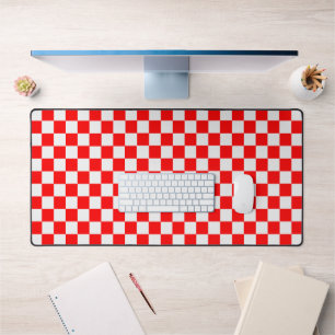 Red and White Classic Checkerboard von STaylor Schreibtischunterlage