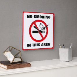 Red and White No Smoking Quadratische Wanduhr